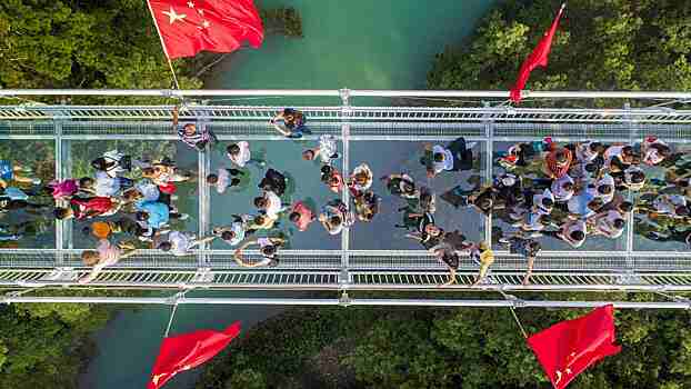 В Китае открылся подвесной стеклянный мост, сразу установивший несколько мировых рекордов