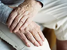 Чтобы спасти квартиру от потопа: 90-летняя бабушка полезла очищать от снега аварийную крышу