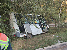 Маршрутка с пассажирами врезалась в дерево в Саратове