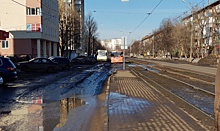 В том же месте, в тот же час: в Ярославле в огромной яме застрял автобус