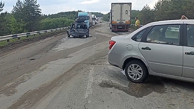 Несколько человек пострадали в массовом ДТП с фурой на Бору