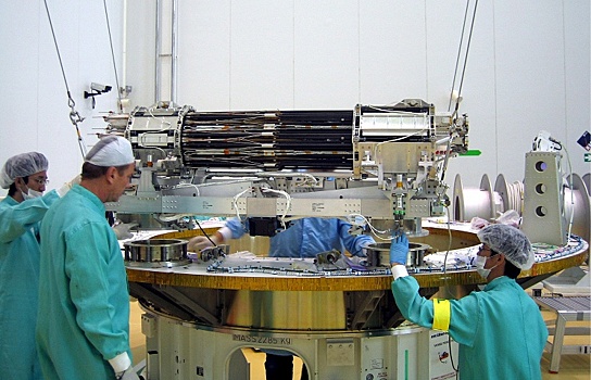 Японский спутник "Хитоми" мог развалиться на части на орбите