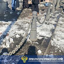 В центре Владивостока на женщину упал кусок льда