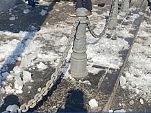 В центре Владивостока на женщину упал кусок льда