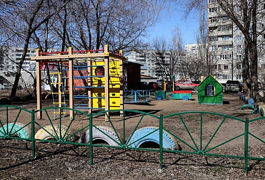 «Земля в частной собственности»: В мэрии ответили омичам, почему на детской площадке строят магазин