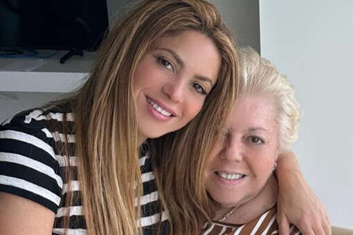Певица Шакира поделилась редким снимком с матерью