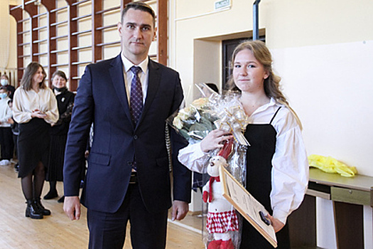 Российскую школьницу наградили за спасение сестры при пожаре