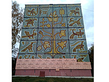 Во Владимире дом с советской мозаикой на стене обшивают утеплителем