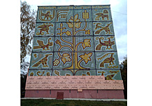 Во Владимире дом с советской мозаикой на стене обшивают утеплителем