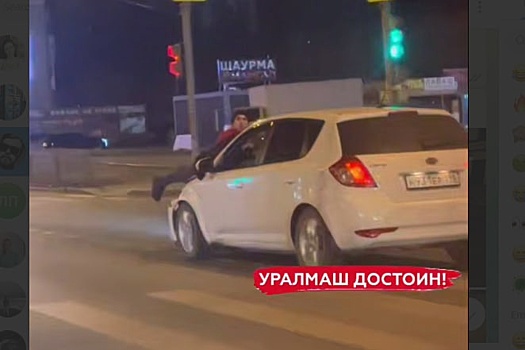 В Екатеринбурге после ДТП с коммунальной машиной ее водителя провезли на капоте по Космонавтов