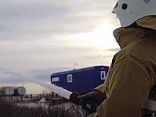 Ямальские спасатели передали деревне Лаборовой восстановленную пожарную машину. ВИДЕО
