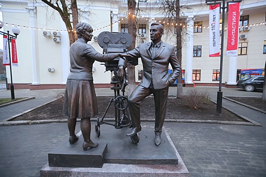 В Москве открыли памятник в честь создателей фильма "Семнадцать мгновений весны"