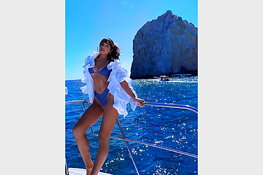Бывшая «Мисс Вселенная» снялась в купальнике во время отдыха на роскошной яхте