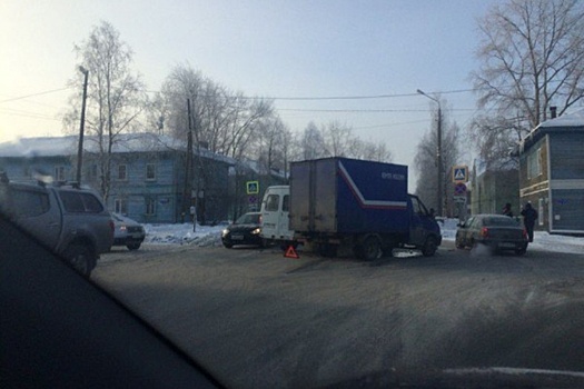 В Архангельске грузовик Почты России столкнулся с «Газелью»