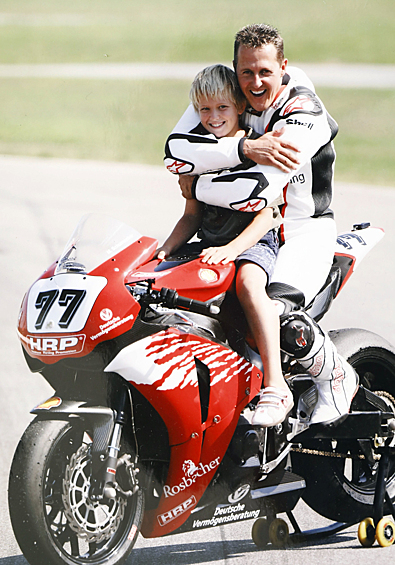 Михаэль Шумахер с сыном Миком на мотоцикле, 2008 год