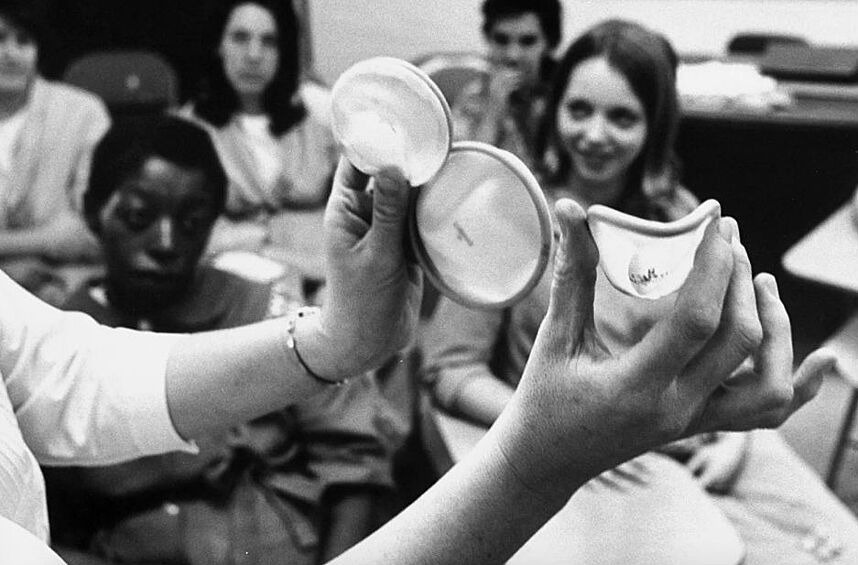 Медсестра обучает молодых женщин, как пользоваться диафрагмой, 1967 год. 
