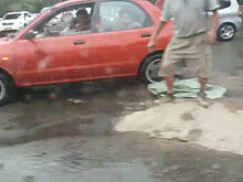 Водитель остановился, чтобы засыпать песком яму в Бишкеке, — видео