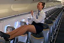 Поза стюардессы на креслах в мини-юбке впечатлила Сеть