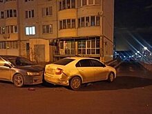 Ночью в Саратове автомобилист врезался в 3 машины и скрылся после массового ДТП