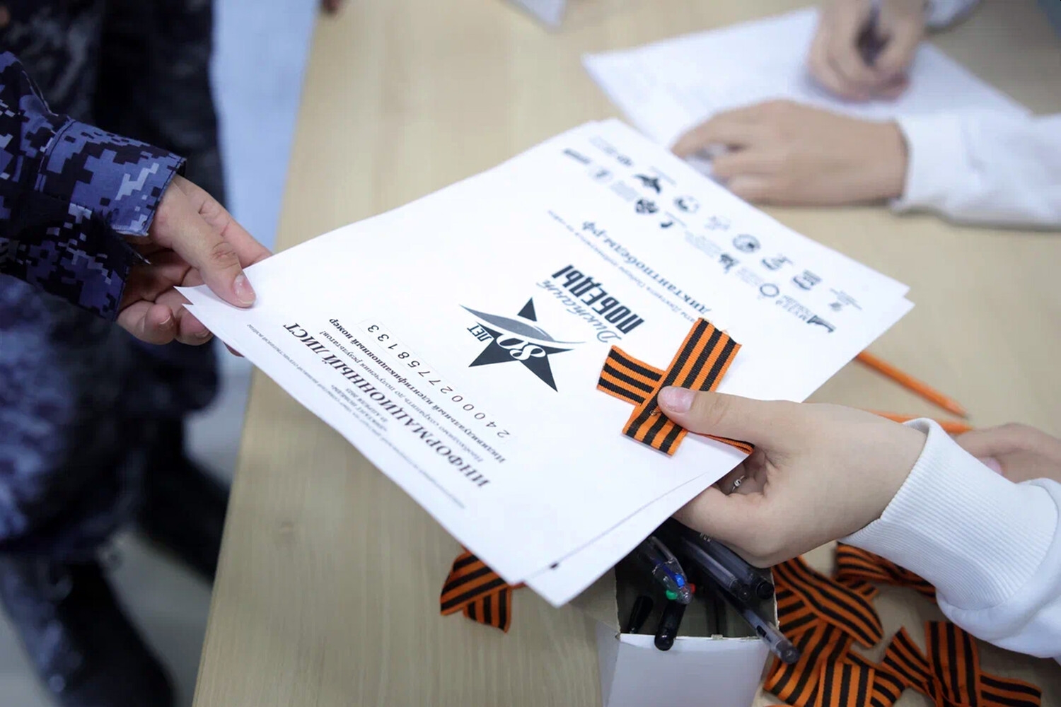 Тысячи волонтеров помогли провести Диктант Победы в России и за рубежом