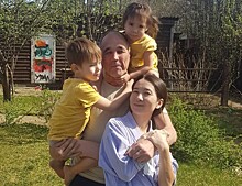Основатель «Уральских пельменей» Дмитрий Соколов отдохнул на пляже с женой и детьми