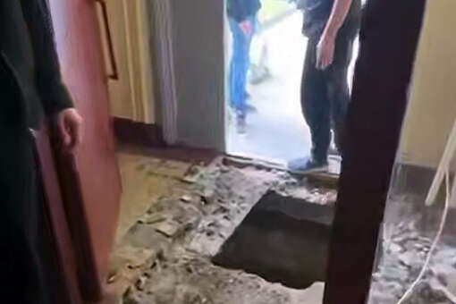 В Москве мужчина провалился в дыру в подъезде первой советской хрущевки