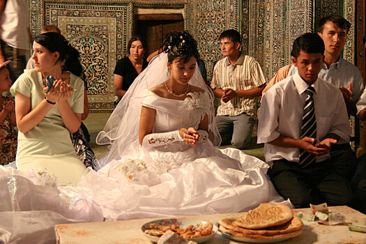 Сенат Узбекистана одобрил повышение брачного возраста для женщин с 17 до 18 лет