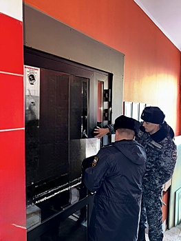 Тараканы и грязь: приставы закрыли популярный кемеровский гриль-бар