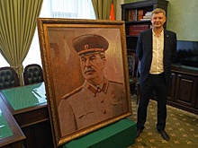 Волгоградец передал в музей портрет Сталина из бисера