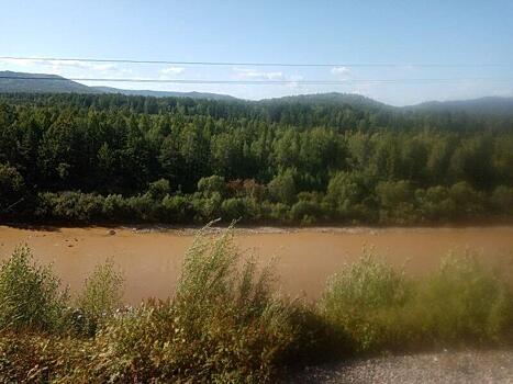 Река Амазар изменила свой цвет