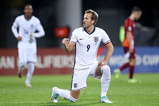 Sky News: Игроки английской премьер-лиги встанут на колено в ближайших матчах