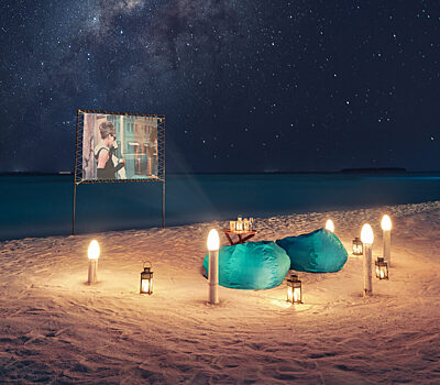 Кино под звездами на Мальдивах: кинотеатр на пляже в Mӧvenpick Resort Kuredhivaru Maldives
