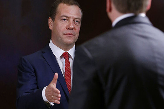 Медведев кратко пообщался с Макроном перед сессией АСЕМ