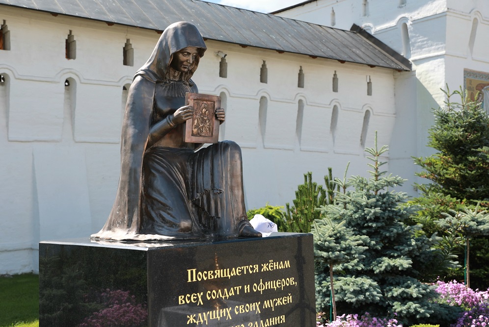 В Ярославле открыли памятник «Женам всех солдат и офицеров, ждущим мужей»