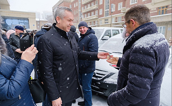 Губернатор Травников вручил ключи от «Патриотов» и «Ларгусов» аграриям-победителям