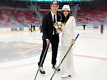 Самая необычная свадьба года! Хоккеист сыграл свадьбу на льду