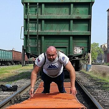 Приморский силач-тягач Иван Савкин решил протащить на себе поезд в 600 тонн