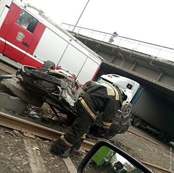 Легковушка «на лопатках»: в Челябинске под Меридианом произошла жуткая авария