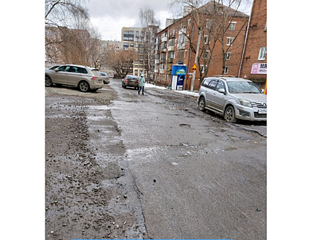 Отсутствие парковки и ямы: глава Ижевска прогулялся по району Металлургов