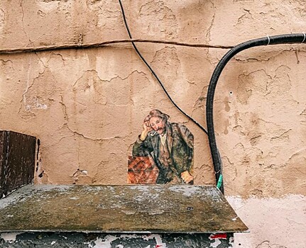 Петербургская художница расклеивает на стены города репродукции знаменитых картинНа одной из стен Петербурга появился «Курильщик трубки» Поля Сезанна