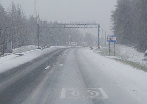 В Карелии ухудшилась дорожная обстановка: на севере – снег, на юге – дождь