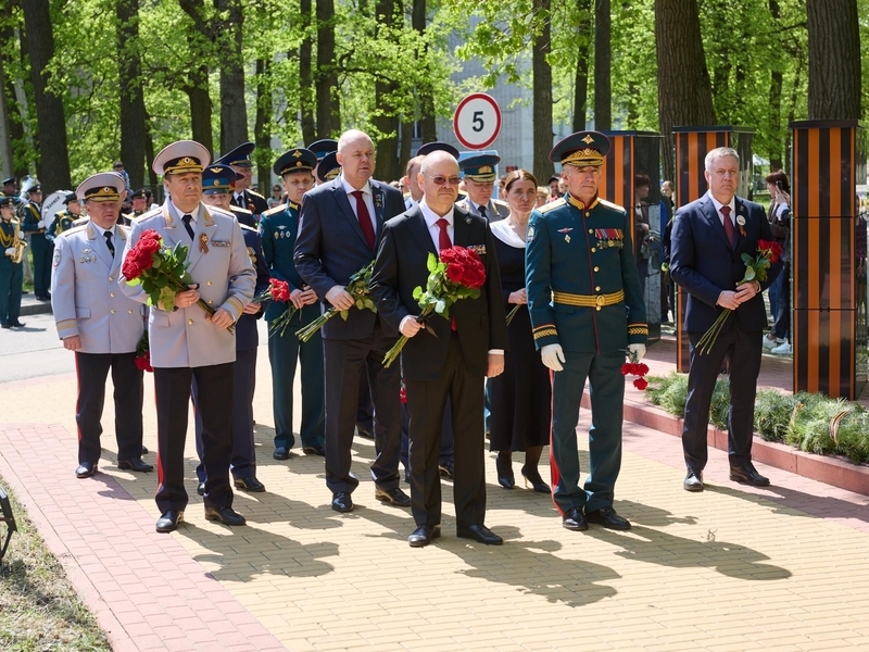 Олег Мельниченко в День Победы возложил цветы к вечному огню у мемориала на территории ПАИИ