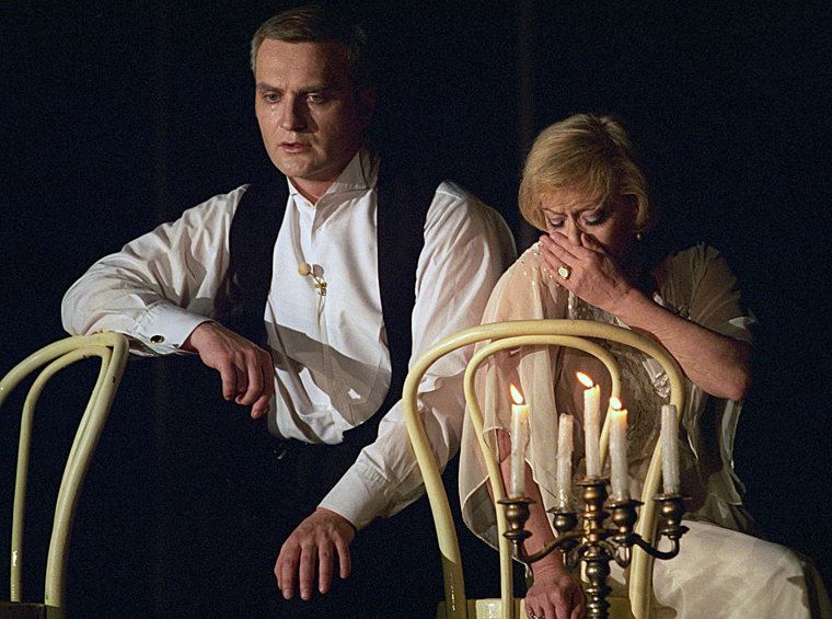 Балуев Александр и Фрейндлих Алиса в сцене из спектакля "Осенние скрипки", 1997 год