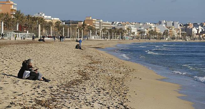 Мужчина бросился в воду спасать тонущую жену на курорте Европы и не выжил