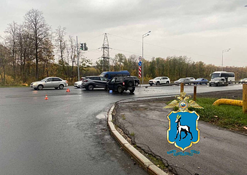 Двое взрослых и ребенок попали в больницу после массового ДТП в Самаре