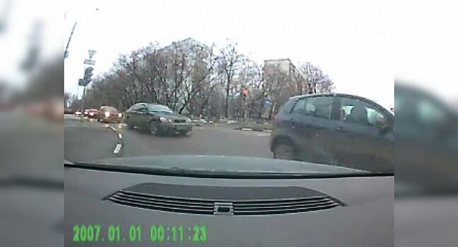 Почему теперь нельзя проскакивать перекресток на мигающий зеленый?