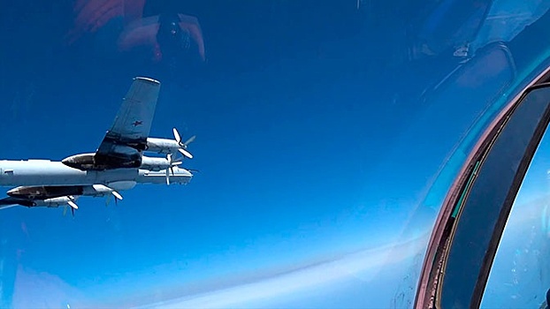 F-22 и F-16 сопроводили Ту-142МК