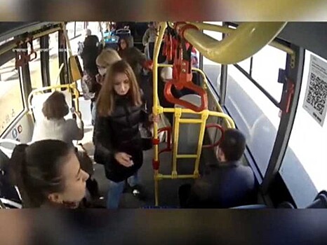 В Твери видеокамера сняла момент падения женщины в автобусе