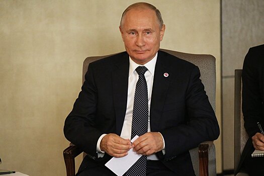 Владимир Путин побеседовал "на ногах" с вице-президентом США Майком Пенсом