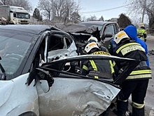 В Волгограде после ДТП в покореженной машине оказались зажаты два человека
